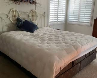 Sealy bed. King size w/ adjustable head 