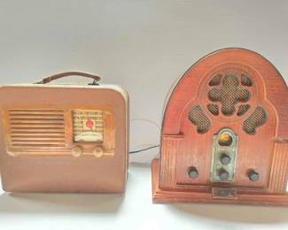 #2194 • (2) Vintage Radios
