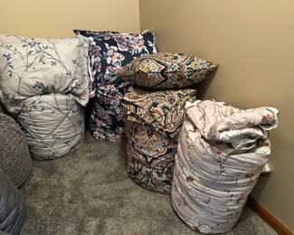 Many sets of bed linen 