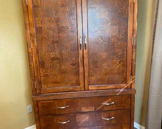 Entertainment Center cabinet
Great condition!
2 separate pieces
Will fit up to a 50” TV
46” across x 24” deep x 80” tall
Must be able to move and load yourself.