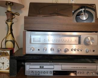 Home Electronics: BSR Turntable, Hitachi receiver and Sanyo VCR/DVD player, lamp pair 