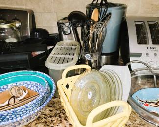 Kitchen Entertaining and appliances: Steamer, can opener, toaster