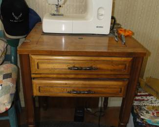 Sewing machine and sewing cabinet
