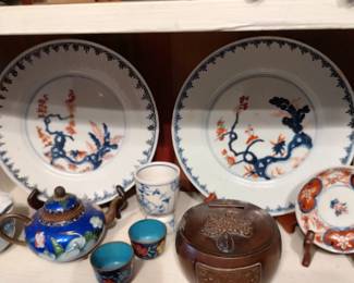 Pair of 18th century Chinese plates in mint condition.
