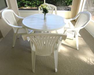 White Plastic Patio Table/4 Chair Set 
