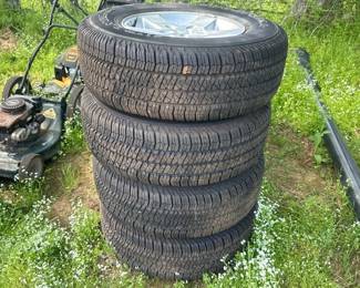 4 GOOD YEAR TIRES P255 75R17 TIRES ON JEEP RIMS