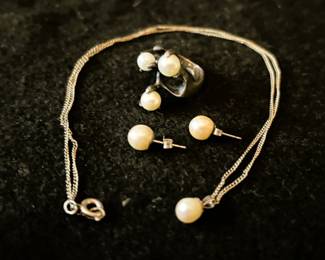 Elegant Pearl Jewelry Set - Necklace and Earrings