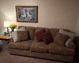 Lovely & comfy couch!