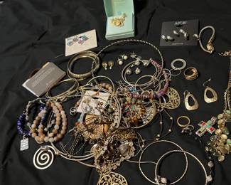 Nice collection (although tangled) of what we believe to be costume jewelry… we’ll have it untangled by Thursday. 