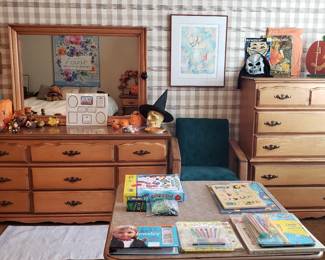 Excellent condition vintage bedroom set.  Chest of drawers, mirror, highboy and (2) nightstands.