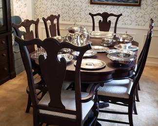 Gorgeous dining room table, 6 chairs, 2 leaves and table pad.  Like new.