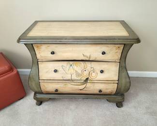 Accent bombe chest