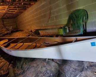 WE-NO-NAH 18- 20'  CANOE! TOP OF THE LINE, SLIDE IN SEATS FOR COMFORT! LIGHT WEIGHT..APPROX 60 LBS