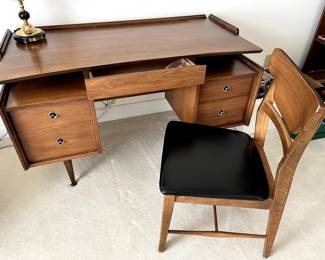Mainline HOOKER Double Pedestal Floating  desk and matching chair give Mid Century Modern a whole new meaning!  The lines are incredible...Frank Lloyd Wright inspired...both in extremely good shape! 
