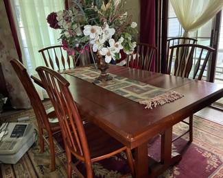 very nice dining table w/6 chairs