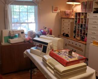 Love this sewing room  ! 