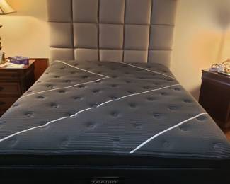 Beatyrest Queen bed w adjustable massage duel mattress...mattress has always been covered w plastic cover when bought. Like new