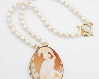 Vintage Cameo and peral necklace