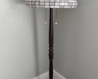 Beautiful Floor Lamp w/ Tiffany Style Lamp Shade