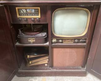 Lot 284 | Unique Vintage TV Capehart Series 328