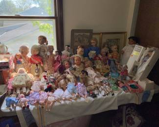 Dolls including some American Girl dolls 