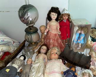 Dolls and very nice lamp 