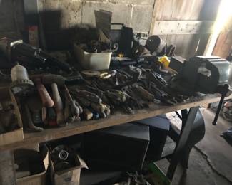 hand tools, screwdrivers, hammers, vise