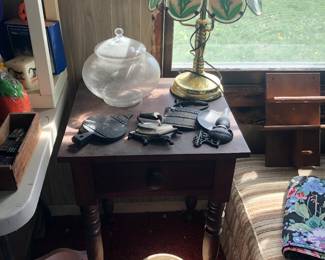 side table w/ drawer, glass pane floral lamp