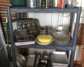 kitchenware, baking pans