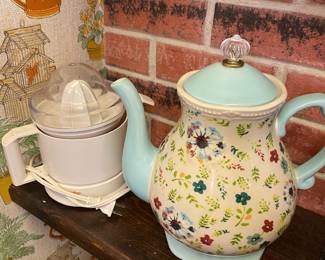 Electric Juicer/Reemer, Pioneer Woman Kari Stoneware Teapot Pitcher 
