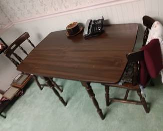 SMALL TABLE AND 2 CHAIRS GREAT FOR AN APARTMENT OR SMALL KITCHEN