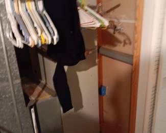 CLOTHES RACK WITH HANGERS