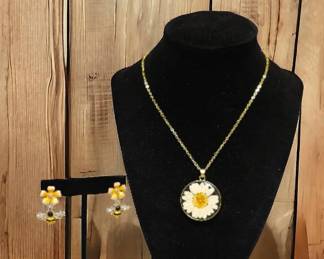 Bumblee Bee Earrings Daisy Flower Necklace  See Video