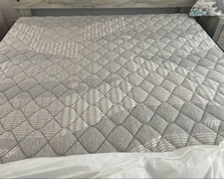 King size mattress in perfect Condition, medium firmness