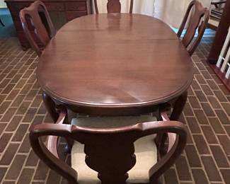 Beautiful Dining Room Table with 3 Captains Chairs/3 Side Chairs and 2 Leafs