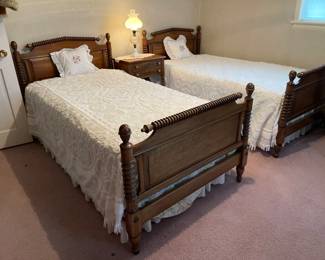 BEAUTIFUL ANTIQUE TWIN BED SET 