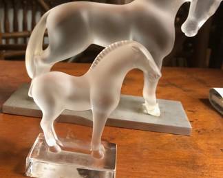 Lalique "Siglavy", Large Frosted Horse Lalique "Siglavy" Large Horse
Lalique - Tang Horse.  Frosted Glass Paperweight by Lalique Paris, France. Like New Condition.