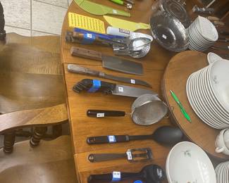 Knives and kitchen utencils