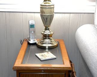 Side Table w Magazine Rack