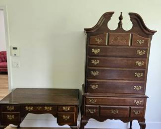 7 pieces dark colonial  bedroom suite. ,,  includes king bed
( boxspring, no mattress)