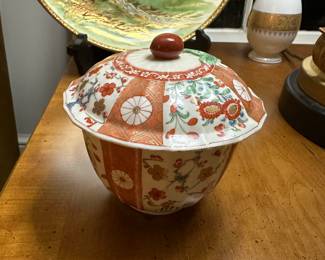 Worchester 18th century First Edition Giles ‘Scarlet Japan’ Porcelain Sugar Bowl Sucrier and Cover