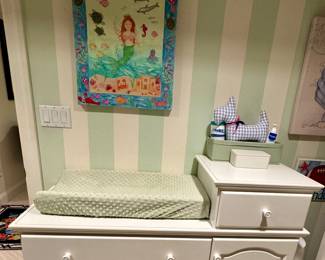 White changing table/dresser