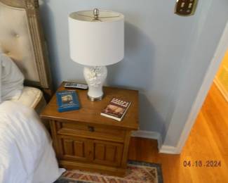 nightstand/lamp