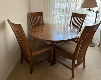 Beautiful Drexel Heritage dining table with leaf and four chairs.