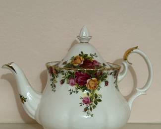 Beautiful Royal Albert teapot- Old Country Roses.