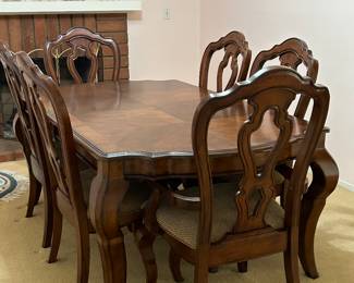 Gorgeous dining table with six chairs. 