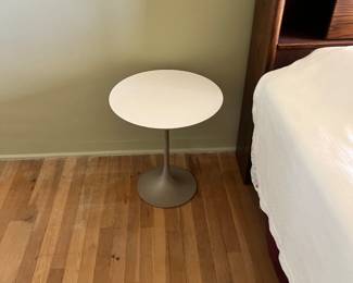 Round vintage side/end table