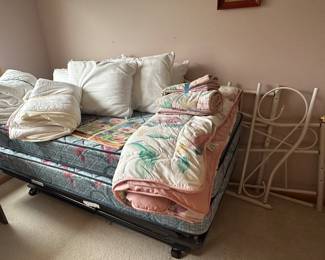 Twin sixe trundle beat with mattresses