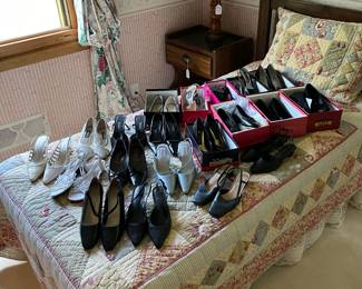 Quantity of Ladies Shoes Sz 8-8M
