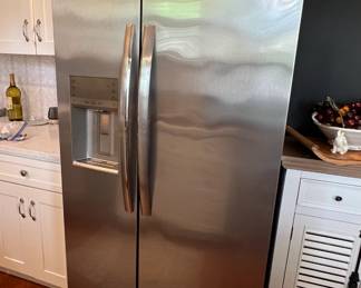 Frigidaire side by side fridge/freezer with ice/water dispenser